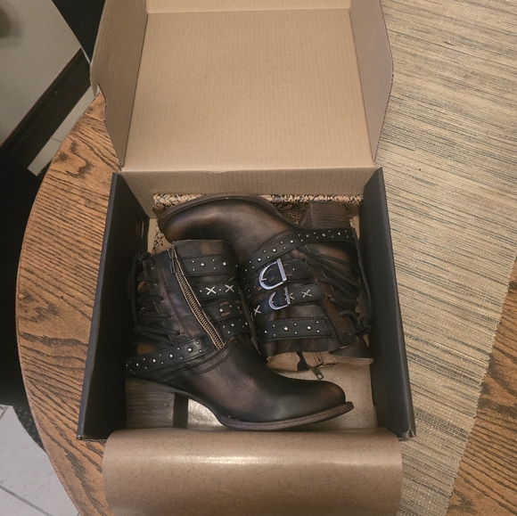 Freebird Women's Black and Brown Ankle Boots - Picture 9 of 12
